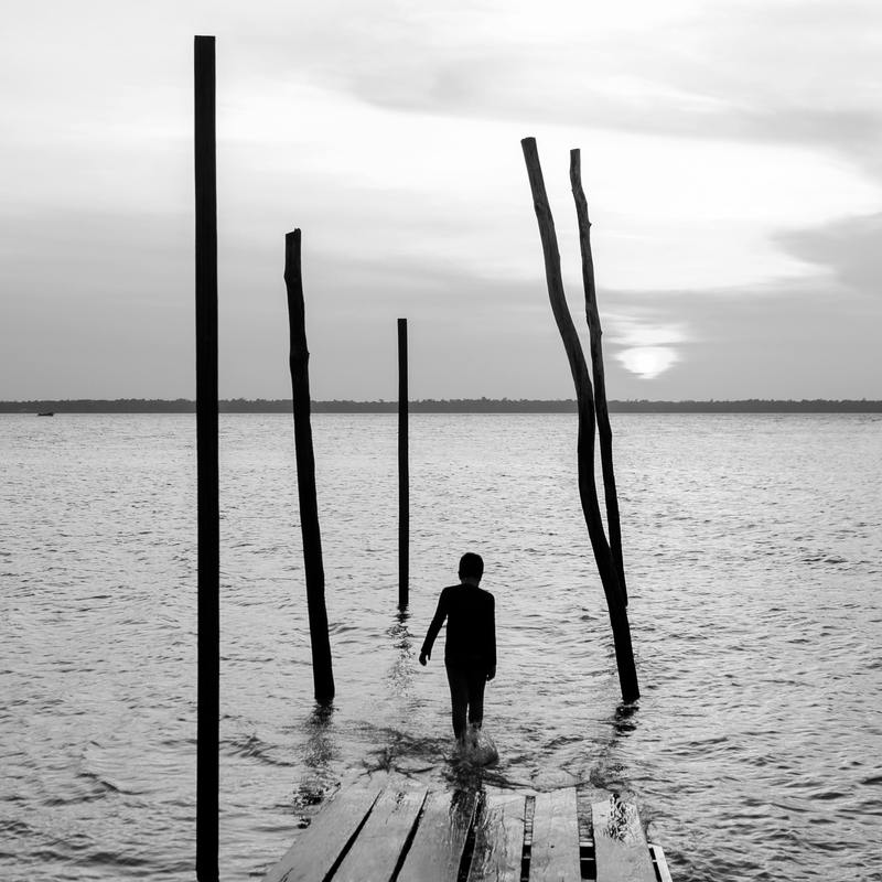 Between the silence of the waters