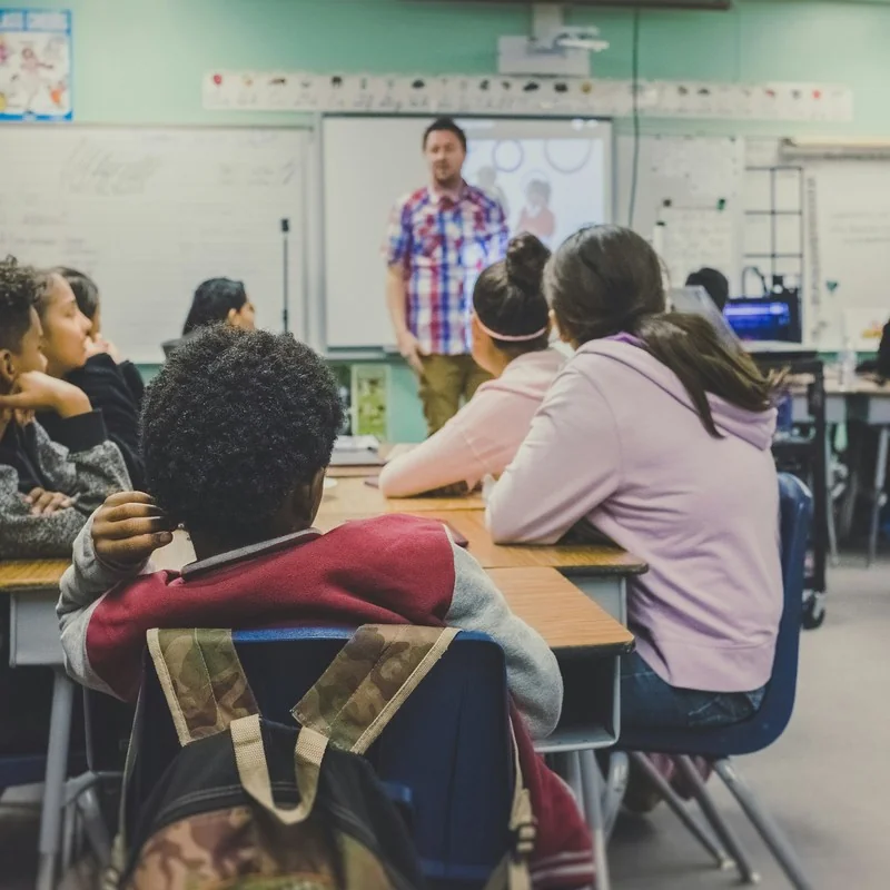 Subjetivação no Percurso da Atuação Profissional Docente de “Um Homem” na Educação Infantil – (De)Colonialities as Devices of Subjectivation in the Professional Teaching Career of “A Man” in Early Childhood Education